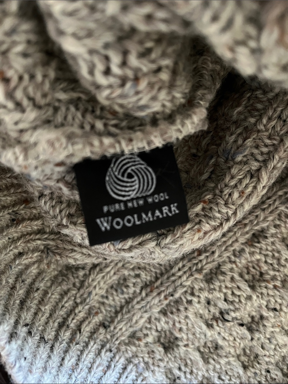 Classic Carraig Donn
Cable-Knit Crewneck Sweater in Light Gray - Picture 7 of 9